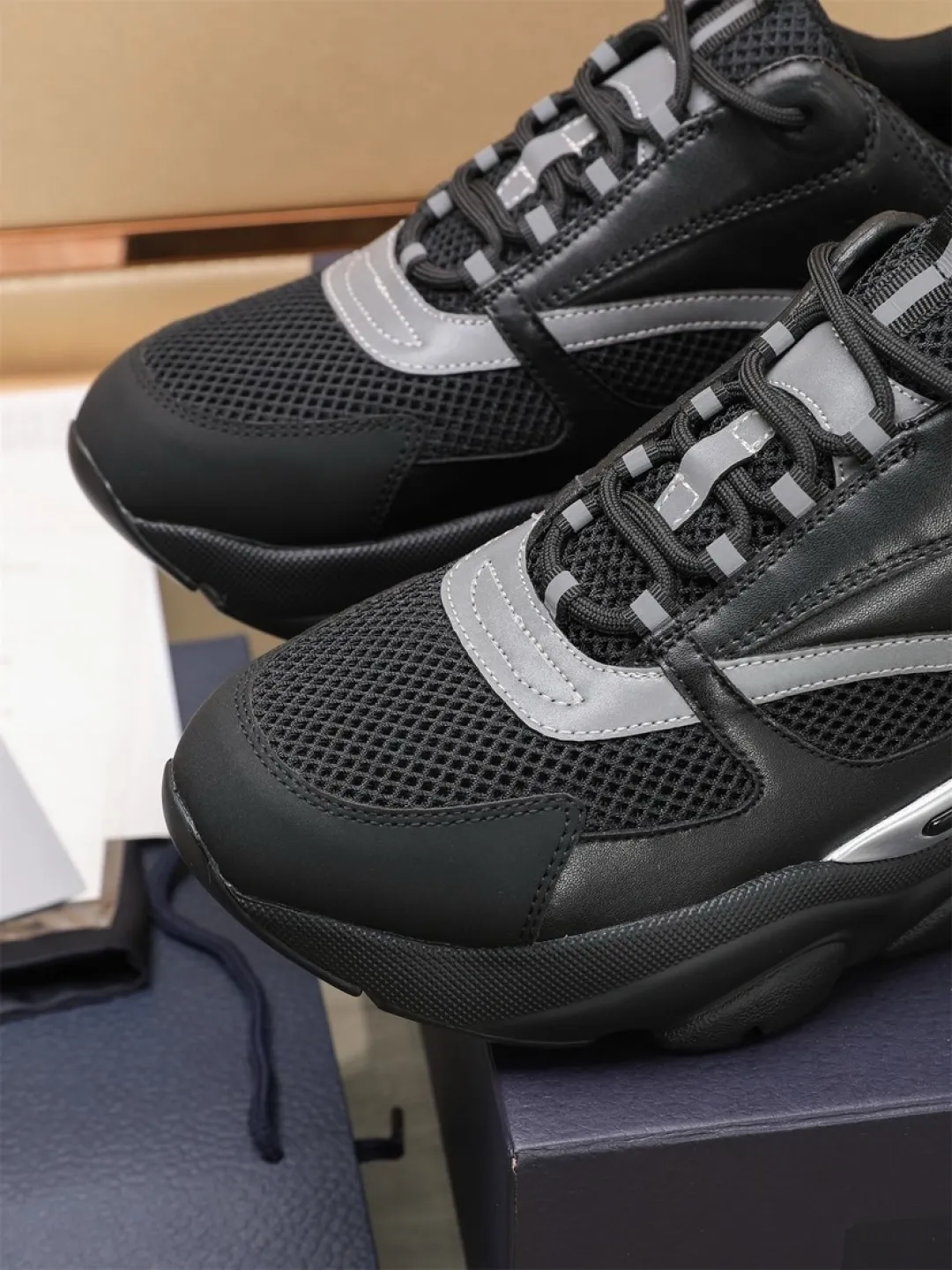 Men's shoes 💰P460💰【Dior】Dior✨ is online at the same time👏 This casual sneaker is a new product in the series and continues Di*r's classic style. The upper is made of original mesh and cow leather, with a two-color textured outsole, and the brand's iconic details on the rear collar and heel to enhance the style. Fashionable and versatile. Wear it with jeans or slacks for a casual look. Size: 38-44 (45 customized)